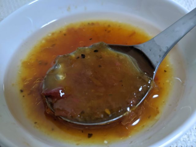 ごとう醤油の完熟トマトドレッシングをスプーンですくっている写真