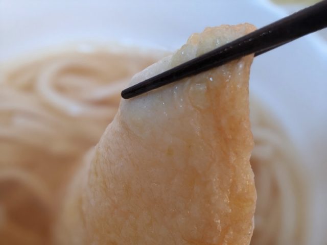 ふわふわの玉ねぎ天ぷらをお箸でつかんでいる様子