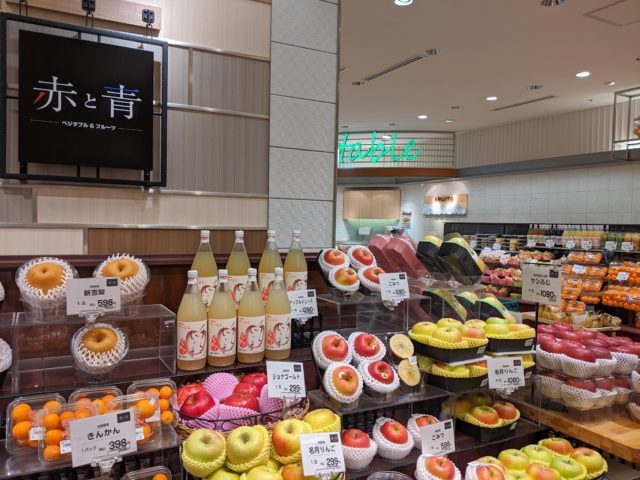 博多阪急地下1F野菜とフルーツコーナーのリンゴ陳列写真