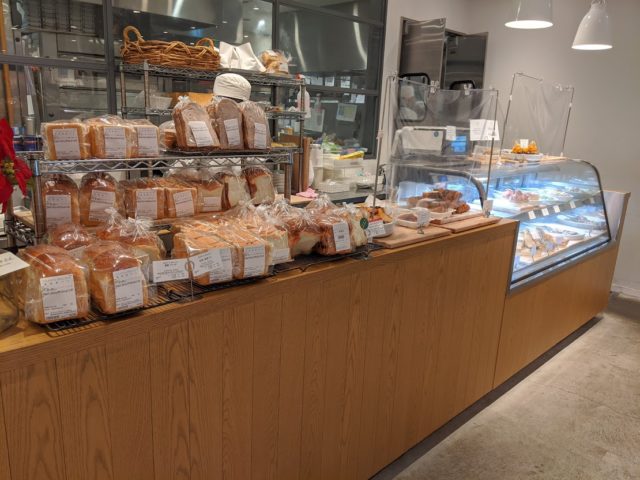アミュプラザ博多DEAN＆DELICA店内の食パンとキッシュが売られているコーナーの写真