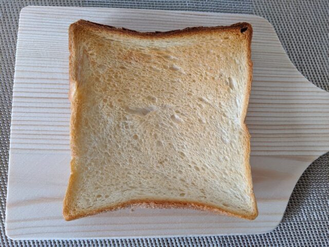 パン屋Bakery＆KichenPan家の角食パン1枚をトーストして板の上に置いている写真