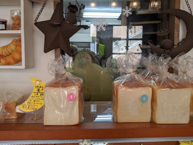 パン屋つきほし製パン所店内の棚に並んでいるつきほし食パンの写真