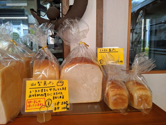 パン屋つきほし製パン所の棚に山型パンとミニ食パンが並んでいる写真