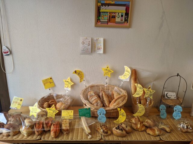 パン屋つきほし製パン所店内の左奥の棚に並んでいるパンの写真