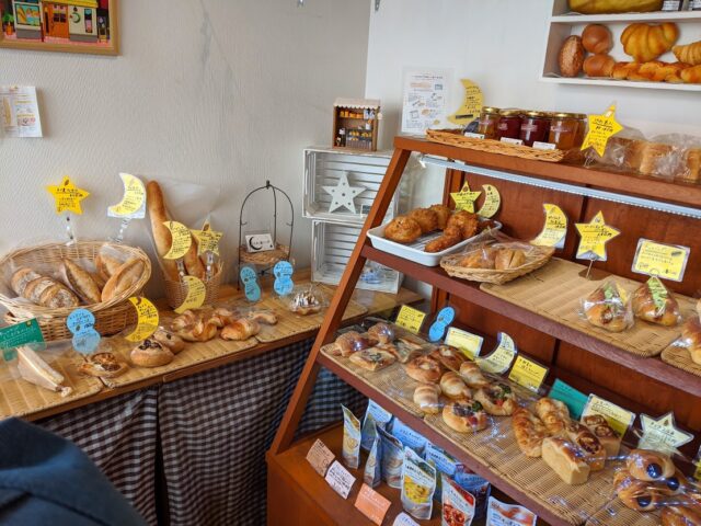 パン屋つきほし製パン所の店内にパンがたくさん並んでいる様子の写真