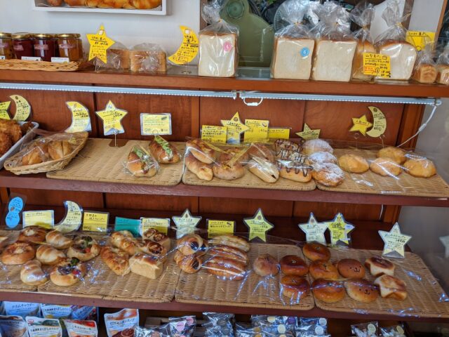 パン屋つきほし製パン所店内に入るとすぐ前の棚にパンが並んでいる写真