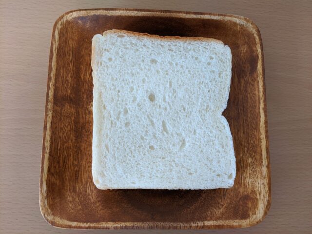 パン屋つきほし製パン所の食パン1枚をお皿に入れた状態の写真