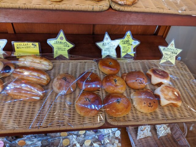 パン屋つきほし製パン所の店内に菓子パンが並んでいる写真