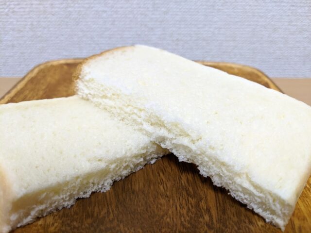 パン屋つきほし製パン所のつきほし食パン1枚を半分に切った状態の写真