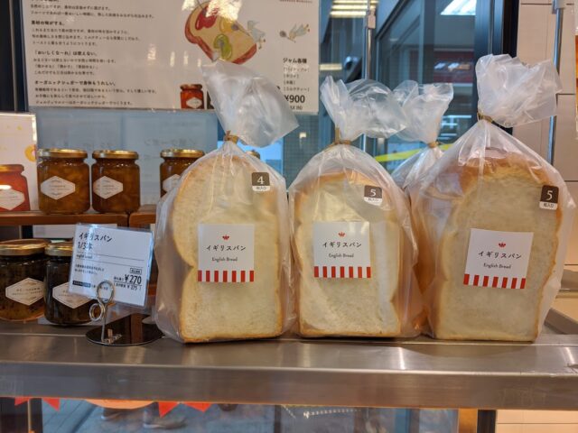 パン屋トランドール南福岡駅店の店内に並んでいるイギリス食パンの写真