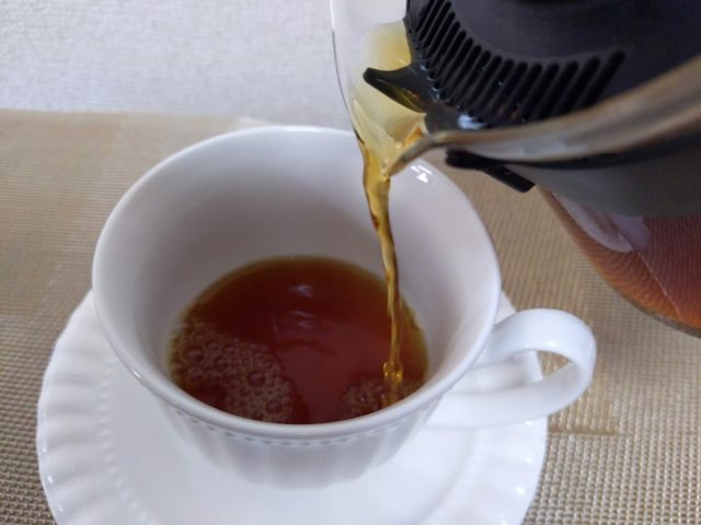 ハニー珈琲専門店ウルガ・ナチュラルのコーヒーをカップに3/2注いでいる写真