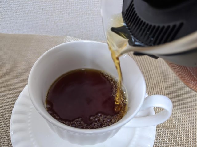 ハニー珈琲専門店ウルガ・ナチュラルのコーヒーをカップに半分以上注いでいる写真