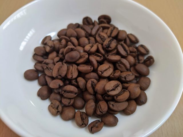 ハニー珈琲専門店のコーヒー豆カルモ・エステート・ボレムナチュラルがお皿に入っている写真