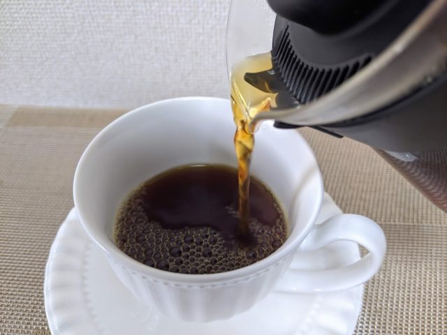 ハニー珈琲専門店カルモ・エステート・ボレムナチュラルのコーヒーをカップに半分以上注いだ状態の写真