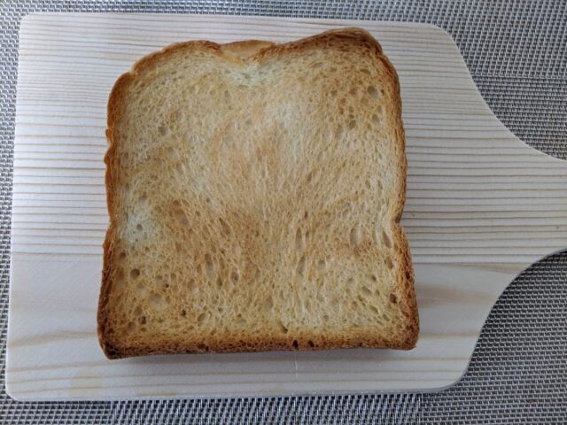 パン屋サンプラスの食パン1枚をトーストした写真