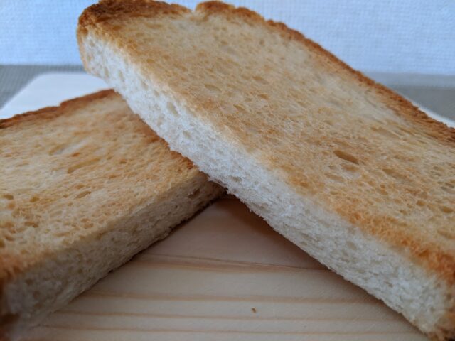 パン屋サンプラスの食パン1枚をトーストして半分に切った写真