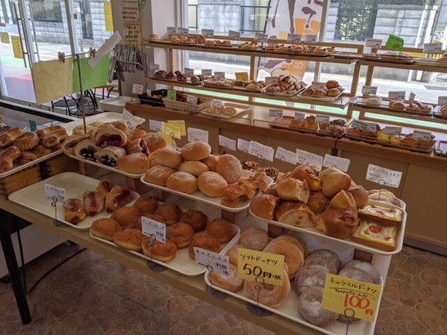 パン屋サンプラスの店内にパンが並べられている写真