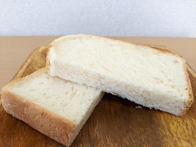 パン屋サンプラスの食パン1枚を半分に切った写真