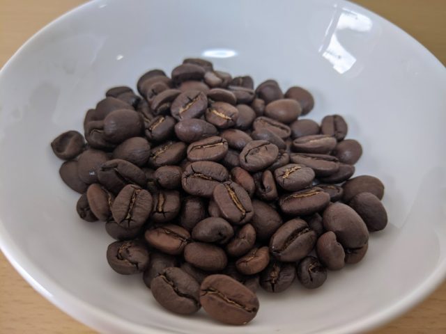 ハニー珈琲専門店のコーヒー豆ジェノバブレンドをお皿に入れた状態の写真