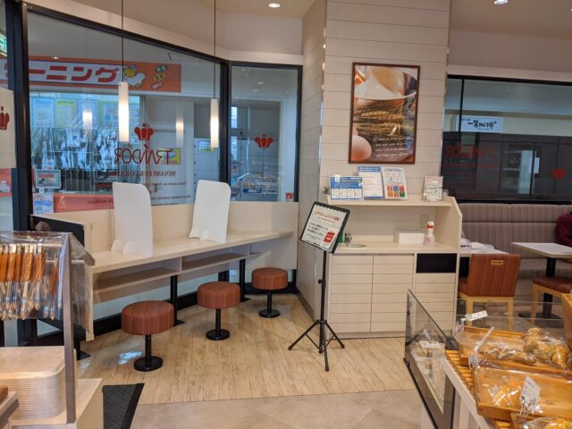 パン屋トランドール南福岡駅店の店内にあるイートインスペースが写っている写真