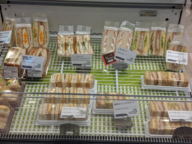 パン屋トランドール南福岡駅店の店内に並んでいるサンドイッチの写真