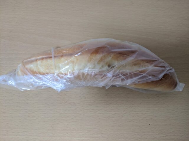 パン屋トランドール南福岡駅店のミルクフランスパンが袋に入っている写真
