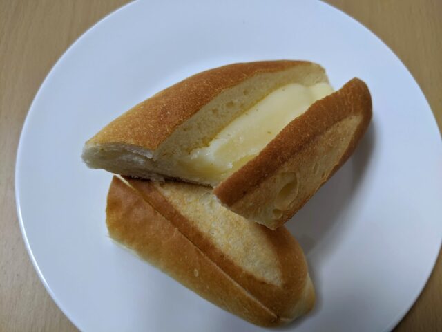 パン屋トランドール南福岡駅店のミルクフランスパンを半分に切った状態の写真