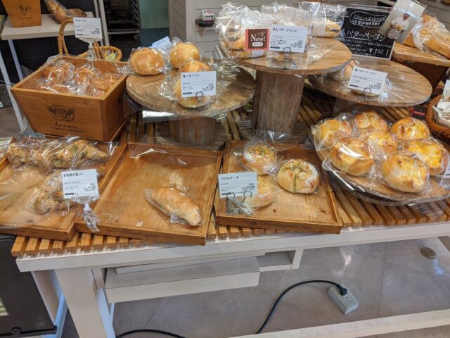 パン屋トランドール南福岡駅店の店内に入ってすぐ目の前に並んでいるたくさんのパンが写っている写真