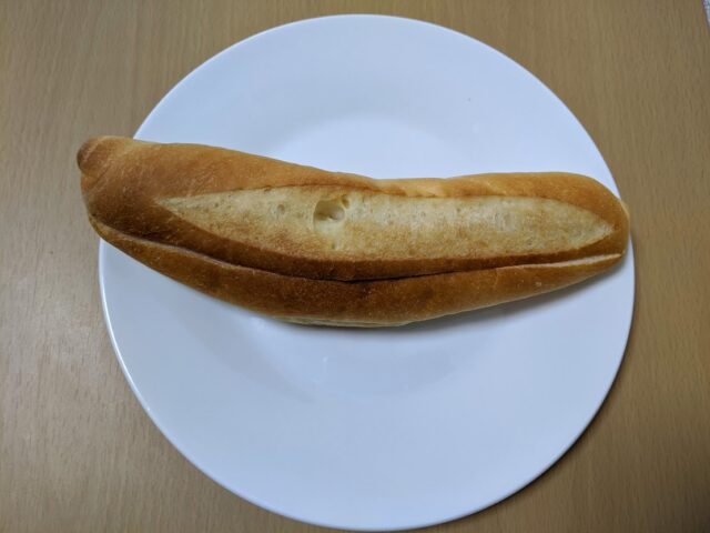 パン屋トランドール南福岡駅店のミルクフランスパンがお皿にのった状態の写真