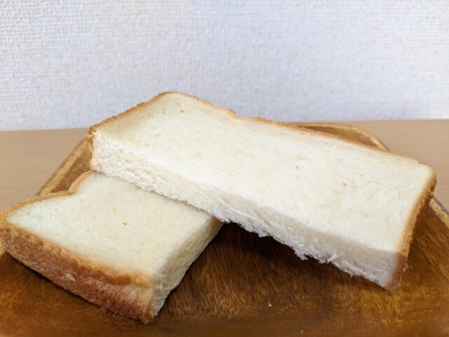 パン屋トランドール南福岡店の熟成24食パン1枚を半分に切った写真