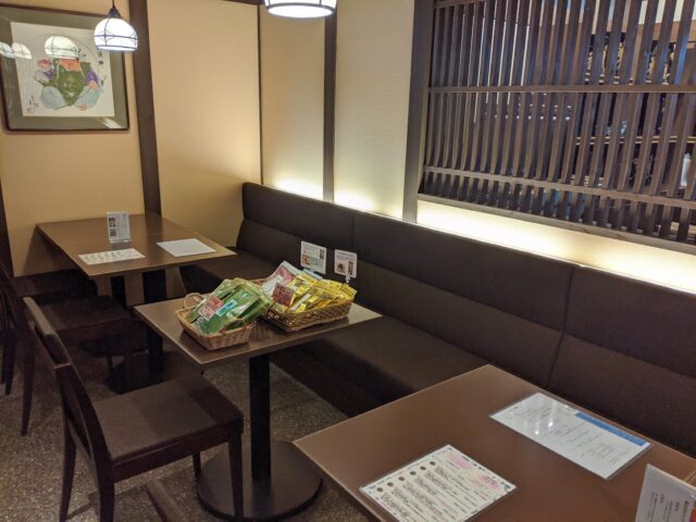 光安青霞園茶舗の店内にあるカフェのテーブル席が写っている写真