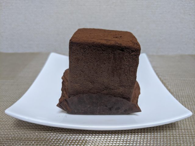 チョコレートショップ山王店ケーキ博多の石畳がお皿の上にある写真