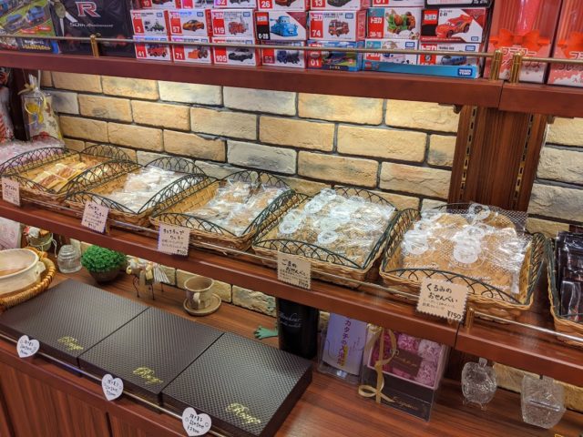 ケーキ屋パティスリー＆ルージュ本店店内にある焼き菓子の写真