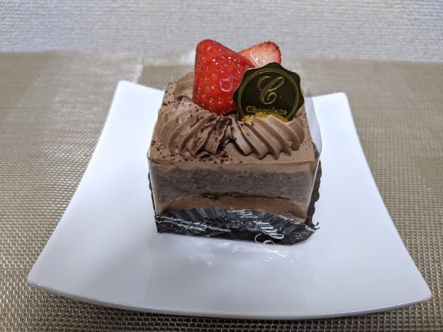 チョコレートショップ山王店生ショコラショートケーキがお皿の上にある写真
