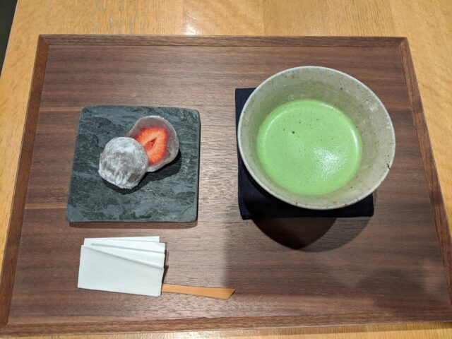 和菓子店鈴懸本店茶舗のテーブルの上に苺大福と抹茶が置かれている写真