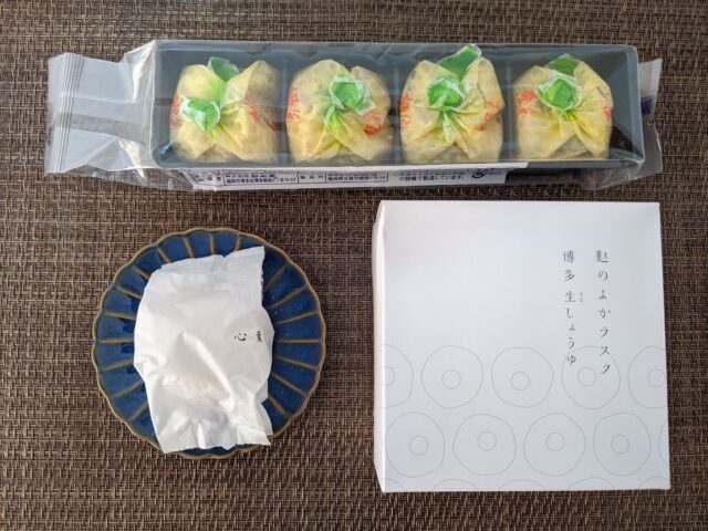 麩のよかラスク・心葉・姫橘3つの和菓子をテーブルに置いている写真