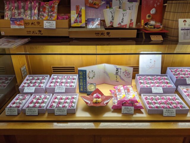 和菓子店如水庵博多駅前本店のガラスケースに並んでいる筑紫もちが写っている写真