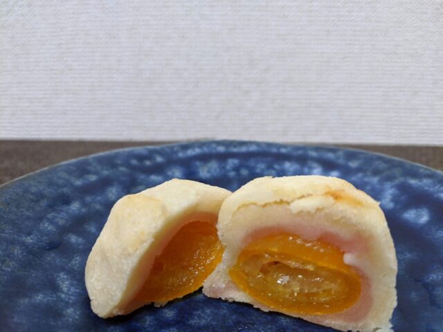 和菓子如水庵の姫橘1個を半分に切ってお皿にのせた写真