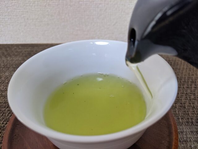 光安青霞園茶舗の煎茶（園の司）を湯呑に3/2注いでいる写真