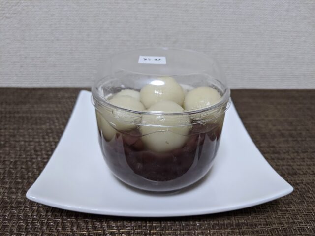 和菓子店鈴懸の白玉ぜんざいをお皿の上にのせ横から見た状態の写真