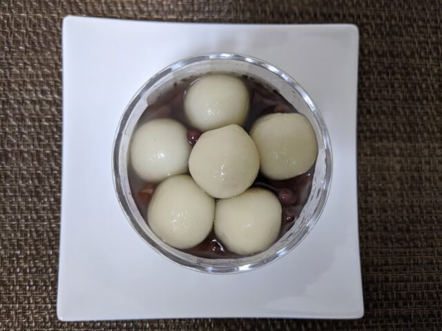 和菓子店鈴懸の白玉ぜんざいの蓋を外して上から見た状態の写真