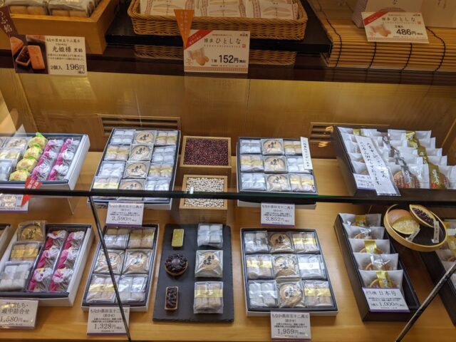 和菓子店如水庵博多駅前本店に箱入り和菓子の見本が並んでいる写真