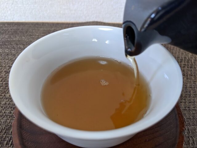 光安青霞園茶舗のほうじ茶（天）を湯呑に3/2注いでいる写真