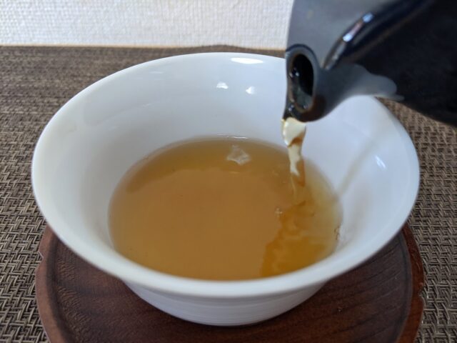光安青霞園茶舗のほうじ茶（天）を湯呑に3/1注いでいる写真