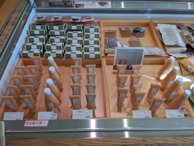 辛子明太子の島本博多駅前店の店内に並んでいる3種類のめんたいマヨネーズの写真