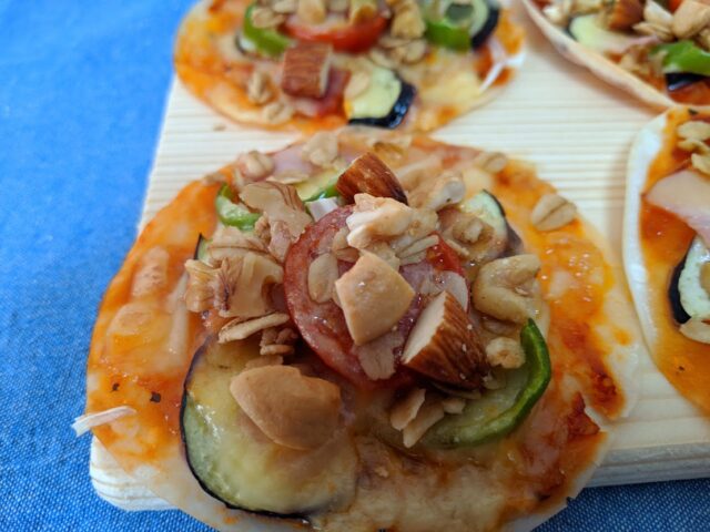 餃子の皮の生地で作った手作りピザ1枚にメープルナッツグラノーラをトッピングして大きく写した写真