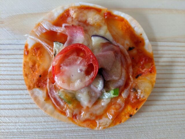 餃子の皮の生地で作ったピザ1枚の写真
