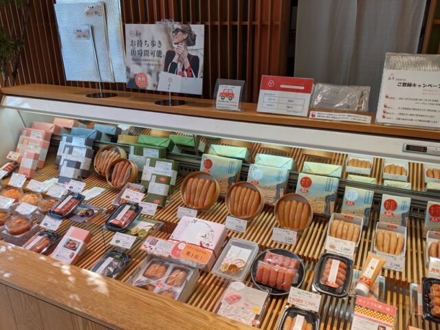 辛子明太子島本の博多駅前店の店内に明太子がたくさん並んでいる写真