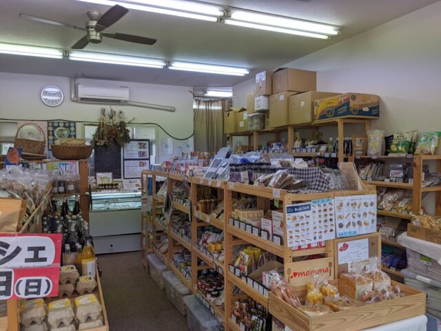 オーガニック専門店OYASAIYA菜の店内に入って右側の調味料棚を写した写真
