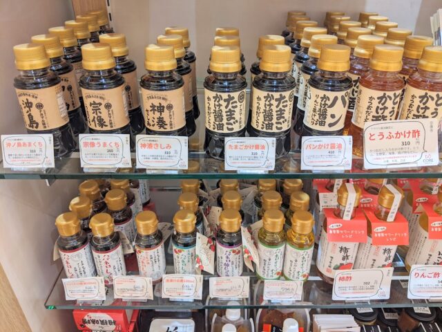DOCOREのお店に並んでいる福岡県産のお醤油とお酢の写真